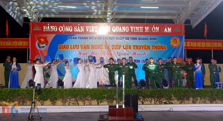 Tiết mục hát, múa Mãi mãi tuổi 20.