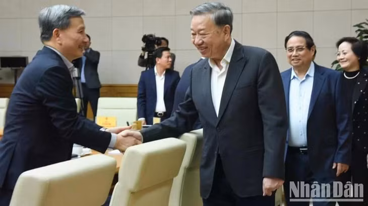 Tổng Bí thư Tô Lâm bắt tay các thành viên Tiểu ban Kinh tế-Xã hội. (Ảnh: TRẦN HẢI)