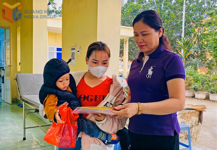 Cán bộ dân số xã Bắc Sơn (TP Móng Cái) truyền thông về SKSS, KHHGĐ cho người dân.