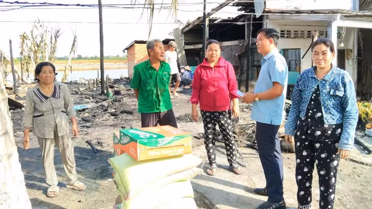 Bạc Liêu: Xảy ra cháy lớn trong đêm, 4 căn nhà bị thiệt hại - Ảnh 1.