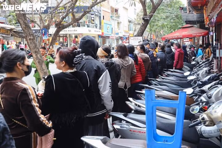 Người dân xếp hàng mua vàng sáng 19/3. (Ảnh: Minh Đức)