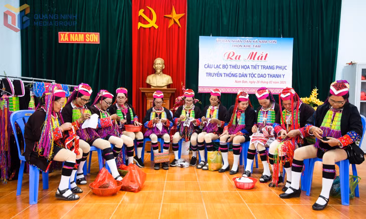 Ra mắt CLB thêu họa tiết thổ cẩm trang phục truyền thống dân tộc Dao Thanh Y thôn Khe Tam xã Nam Sơn.