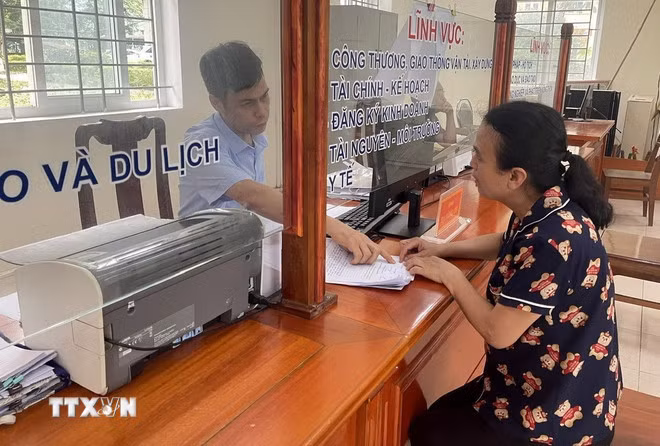 Bộ phận tiếp nhận và trả kết quả thủ tục hành chính của UBND huyện Ngọc Lặc, tỉnh Thanh Hóa. (Ảnh: TTXVN phát)