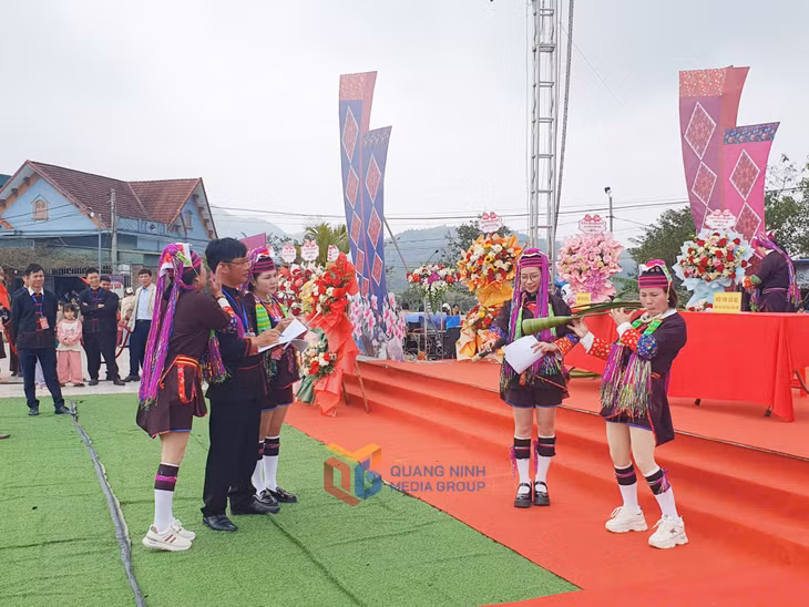Trang phục của người Dao Thanh Y ở miền Đông có nhiều nét khác biệt so với miền Tây của tỉnh.