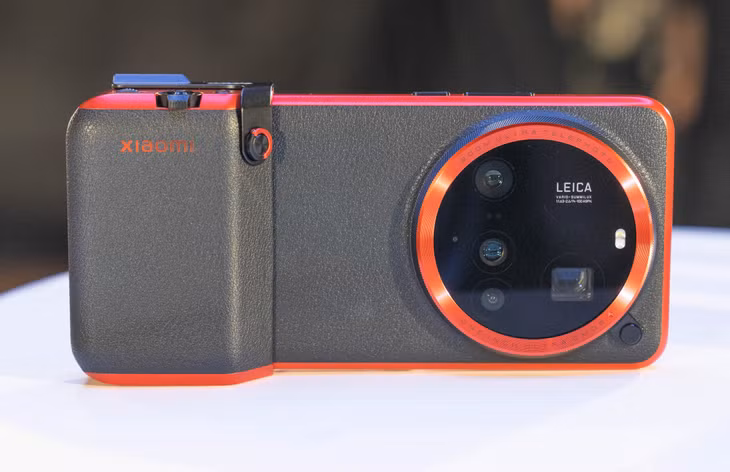 Điểm nhấn của sản phẩm vẫn là bộ phụ kiện Photography Kit thế hệ thứ ba, gồm báng cầm cho phép người dùng điều khiển smartphone như máy ảnh và kiêm sạc dự phòng 2.000 mAh, dây đeo, ốp lưng và một số chi tiết khác. Báng cầm mới trang bị các tính năng giống thế hệ trước nhưng có thiết kế đẹp mắt hơn.