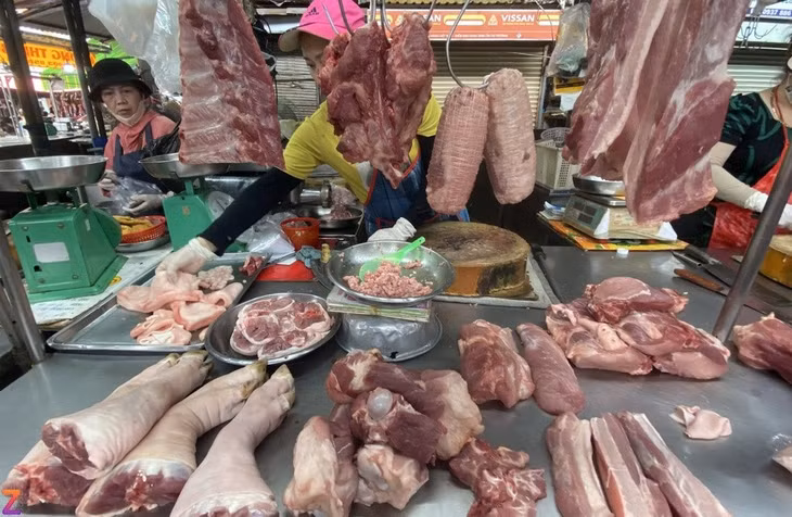 Heo hơi giảm kéo theo giá thịt heo tại chợ cũng hạ nhiệt. Ảnh: Anh Nguyễn.