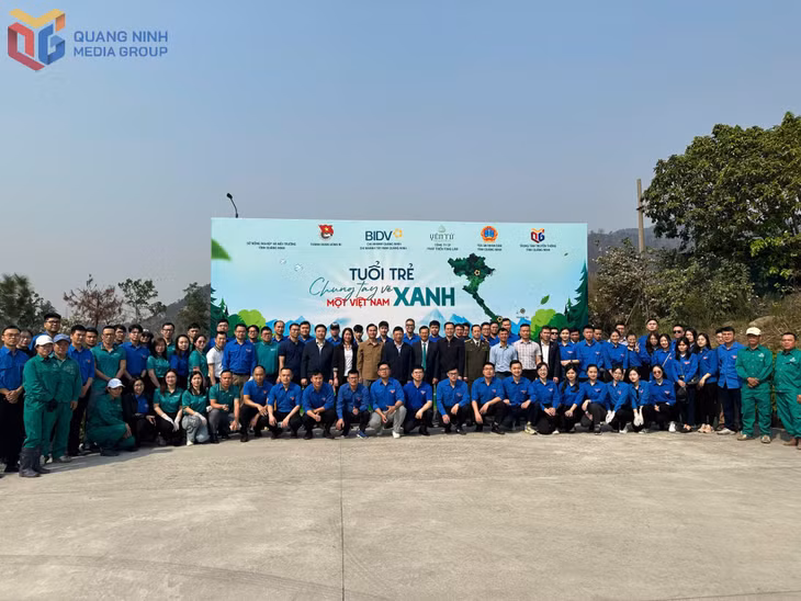 Lãnh đạo UBND tỉnh chụp ảnh lưu niệm cùng đoàn viên, thanh niên.