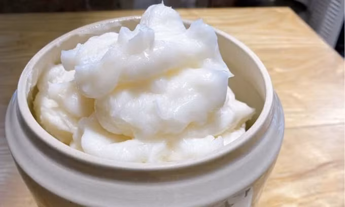 Ngoài bán mỡ tươi, nhiều cửa hàng còn bán âu mỡ đã qua chế biến. Ảnh: thaonguyenhome