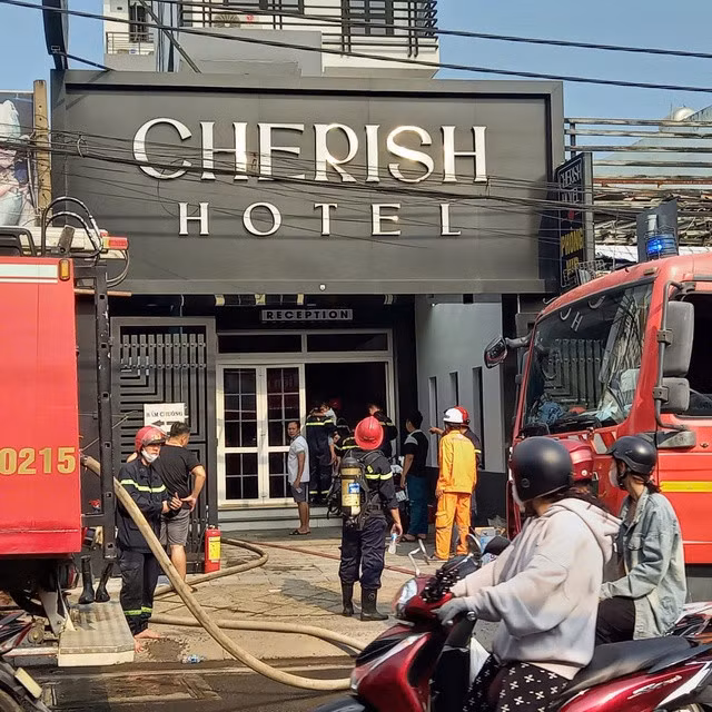 Cảnh sát tiếp cận hiện trường đám cháy.