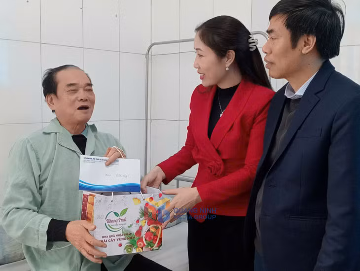 Đoàn đến thăm hỏi, tặng quà nhạc sỹ Đỗ Hòa An.
