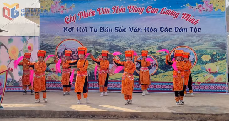 Người Dao Lô Gang biểu diễn văn nghệ tại Chợ phiên văn hoá vùng cao Lương Minh.