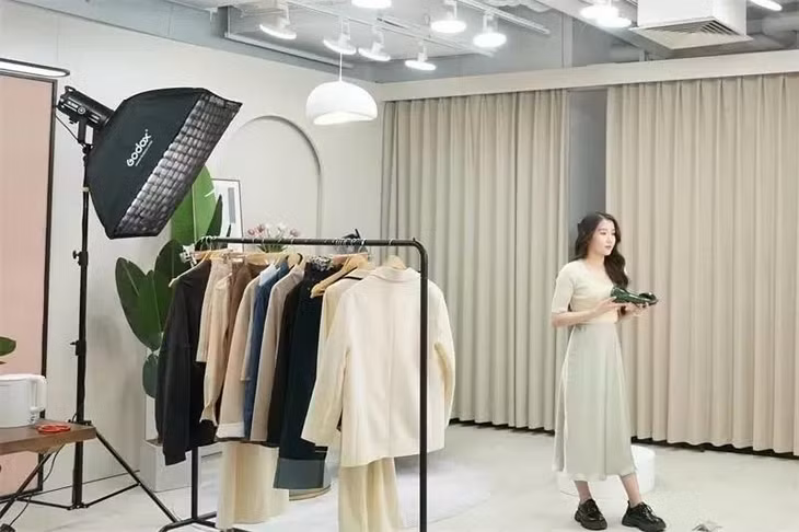 Việc tăng phí sàn thương mại điện tử không chỉ gây khó khăn cho nhà bán hàng mà còn ảnh hưởng trực tiếp đến người tiêu dùng. Ảnh: Nguyễn Vân