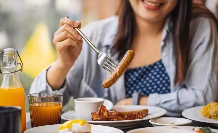 Bữa sáng với xúc xích, thịt nguội chứa rất nhiều chất béo bão hòa, dẫn đến cholesterol cao. Ảnh: Shutterstock.
