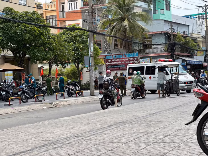 Xe cứu thương đến tại hiện trường.