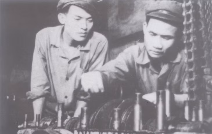 Cán bộ, công nhân Nhà máy Điện Uông Bí bình tĩnh điều hành và bám máy sản xuất điện dưới làn bom đạn Mỹ. (Ảnh tư liệu)