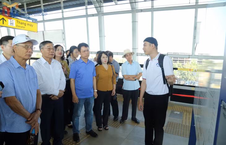 Đoàn đã nghe thuyết minh viên giới thiệu về Tuyến đường sắt đô thị số 1 (Bến Thành – Suối Tiên).