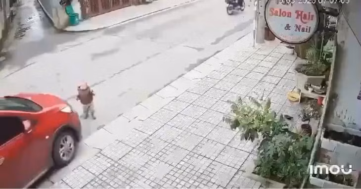 Hình ảnh bé trai trước ô tô thời điểm xảy ra tai nạn (Ảnh cắt từ clip)
