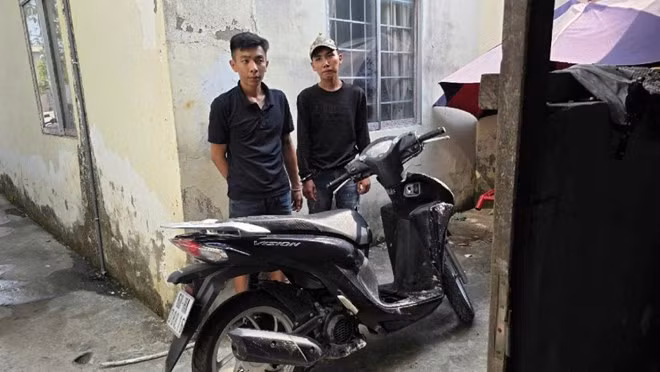 2 đối tượng trộm xe máy đi cầm lấy tiền mua ma túy sử dụng. Ảnh: Văn Vũ