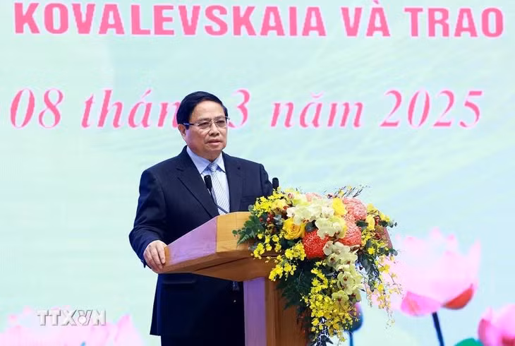 Thủ tướng Phạm Minh Chính phát biểu chúc mừng các nữ Anh hùng lực lượng vũ trang nhân dân, nữ Anh hùng lao động, nữ tướng, nhà khoa học nữ nhận Giải thưởng Kovalevskaia. (Ảnh: Dương Giang/TTXVN)