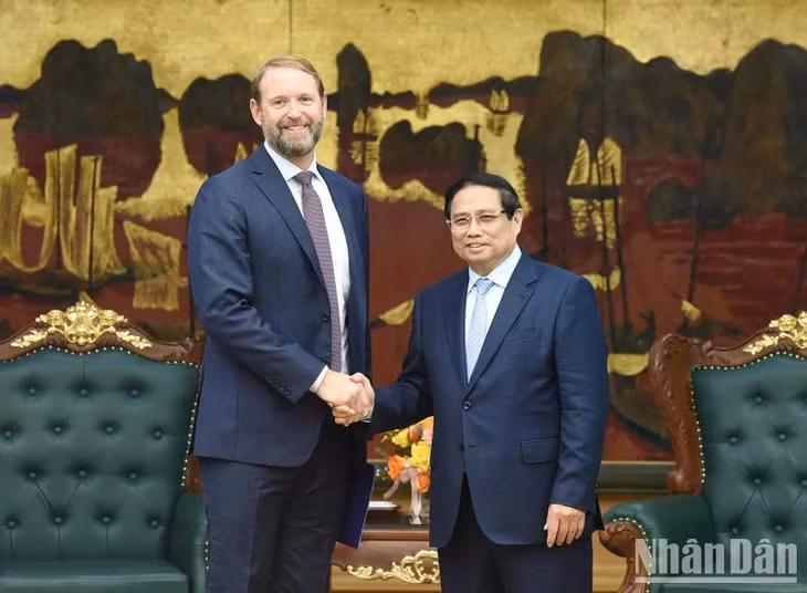 Thủ tướng Phạm Minh Chính và ông Nate Franklin, Chủ tịch Tập đoàn Pacifico Energy (PE). (Ảnh: TRẦN HẢI)