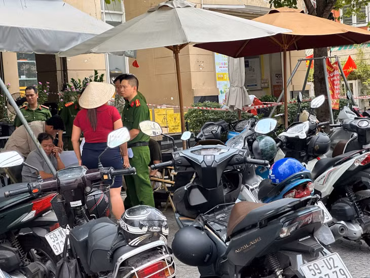 Công an đang lấy lời khai tại hiện trường.