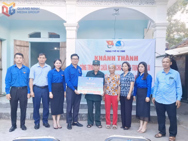 Thành Đoàn Hạ Long trao hỗ trợ sửa nhà ở cho ông Trịnh Văn Tài (thôn Đèo Đọc, xã Đồng Lâm, TP Hạ Long).