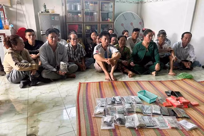 Các đối tượng tham gia đánh bạc. Ảnh: Công an Cần Thơ