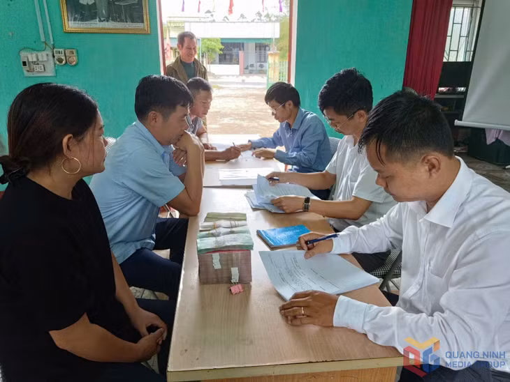 HND huyện Đầm Hà tổ chức giải ngân vốn vay cho hội viên, nông dân. Ảnh: Ngọc Trâm
