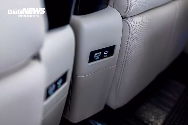 Ở mỗi vị trí ngồi trên xe đều có 2 cổng sạc bao gồm cả sạc type-A và type-C giúp thuận tiện cho nhiều loại chuẩn dây sạc khác nhau.