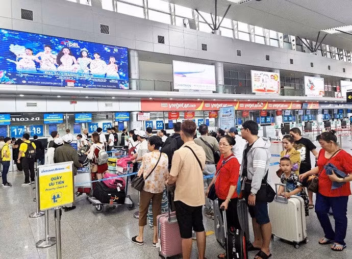 Hành khách làm thủ tục check-in tại sân bay - Ảnh: CÔNG TRUNG