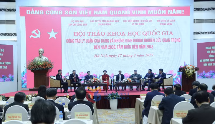 Phiên thảo luận bàn tròn tại hội thảo.