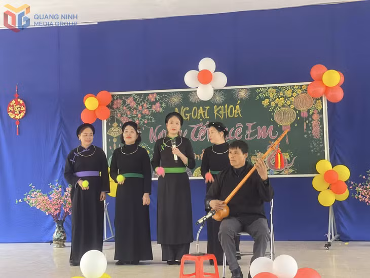 Lớp dạy hát then, đàn tính cho học sinh tiểu học ở xã Phong Dụ (huyện Tiên Yên).