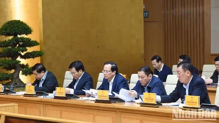 Lãnh đạo các bộ, ngành Trung ương là thành viên Tiểu ban Kinh tế - Xã hội Đại hội lần thứ XIV của Đảng tham dự phiên họp. (Ảnh: TRẦN HẢI)