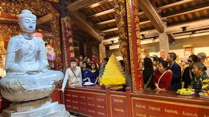 Hướng dẫn viên giới thiệu tại điểm chùa Phật Tích.
