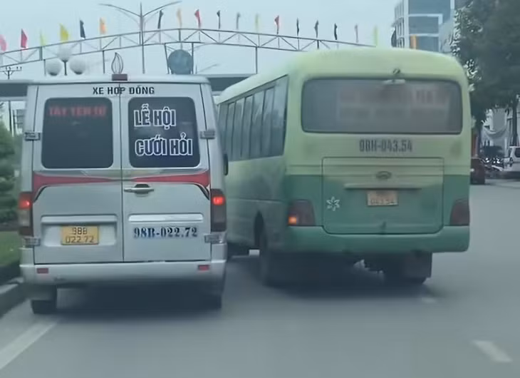 CSGT Bắc Giang vào cuộc vụ xe khách chèn ép, dừng đỗ đón khách giữa lòng đường ảnh 1