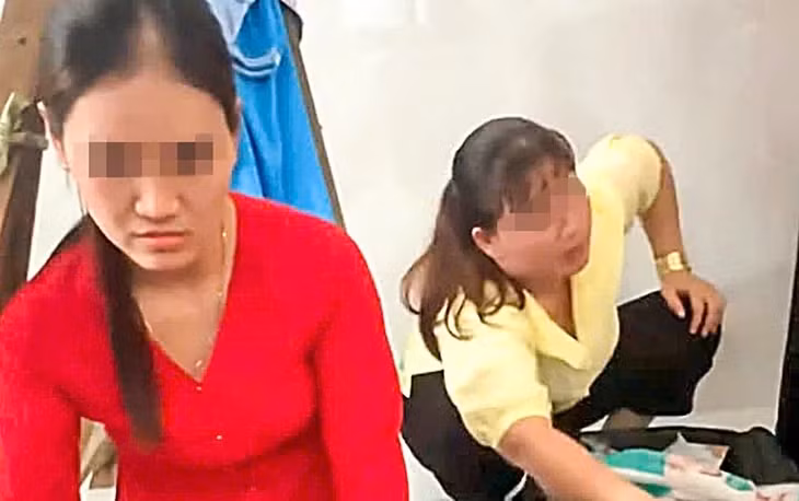 Người nhà chú rể lục soát đồ đạc và vali của hai cô gái làm nghề trang điểm - Ảnh cắt từ video trên Facebook T.M.N.
