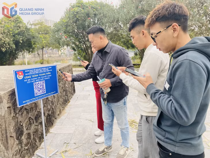 Du khách quét mã QR để tìm hiểu thông tin về Cột mốc 1368 tại TP Móng Cái.