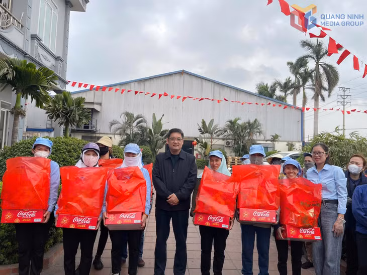 Lãnh đạo Công ty và Công đoàn Công ty TNHH Y tế Bình An tặng quà Tết 2025 cho người lao động.