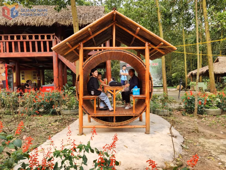 Du khách thư giãn, check in tại khu vực Khe Song - Thác Bạc (Uông Bí).
