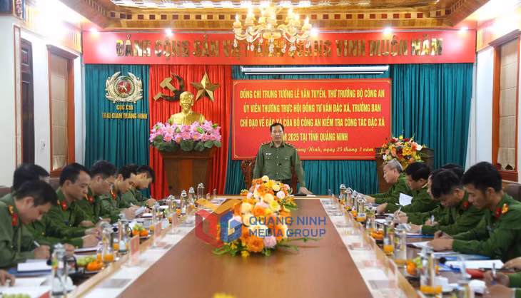 Thứ trưởng Lê Văn Tuyến phát biểu kết luận sau khi kiểm tra thực tế và nghe báo cáo về công tác đặc xá tại Quảng Ninh.