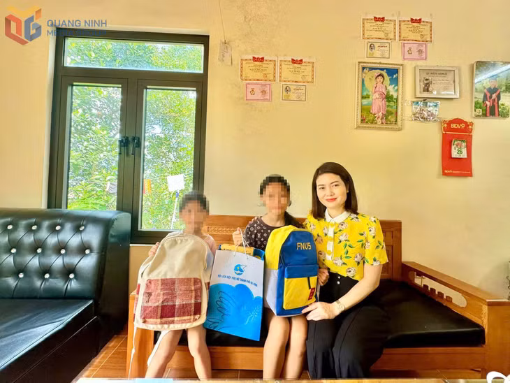 Lãnh đạo Hội LHPN TP Hạ Long trao quà tặng cho 2 em Nguyễn Thị N và Nguyễn Thị H (tổ 60, khu 5, phường Cao Xanh, TP Hạ Long).