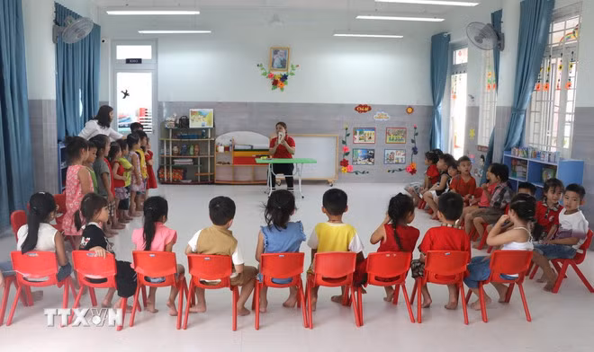 Việc miễn học phí cho học sinh là rất tốt nhưng điều đó vẫn chưa đủ bởi việc nuôi dạy một đứa trẻ còn rất nhiều chi phí khác. (Ảnh: Tường Quân/TTXVN)