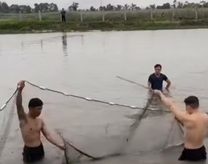 Lực lượng cứu nạn dùng lưới vét để tìm kiếm thi thể nạn nhân.