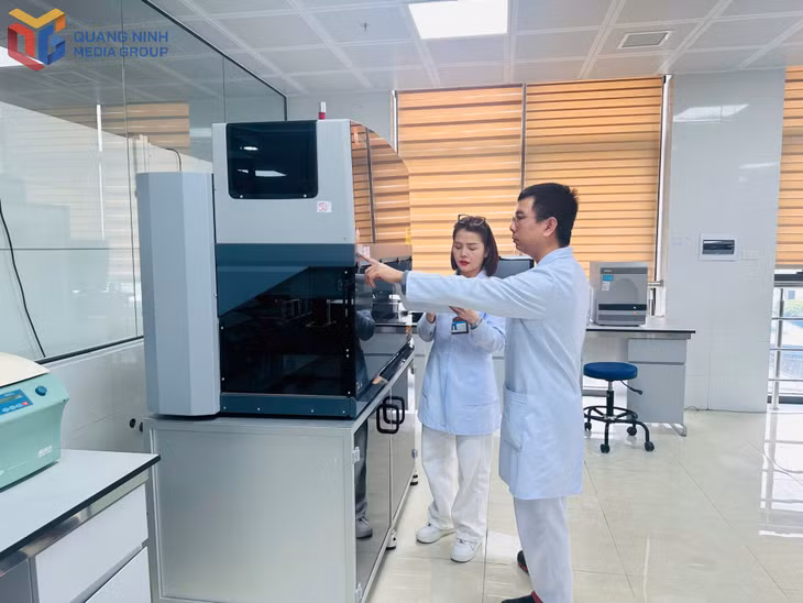 Cán bộ Trung tâm Kiểm soát bệnh tật tỉnh (Sở Y tế) rà soát, đối chiếu thiết bị.