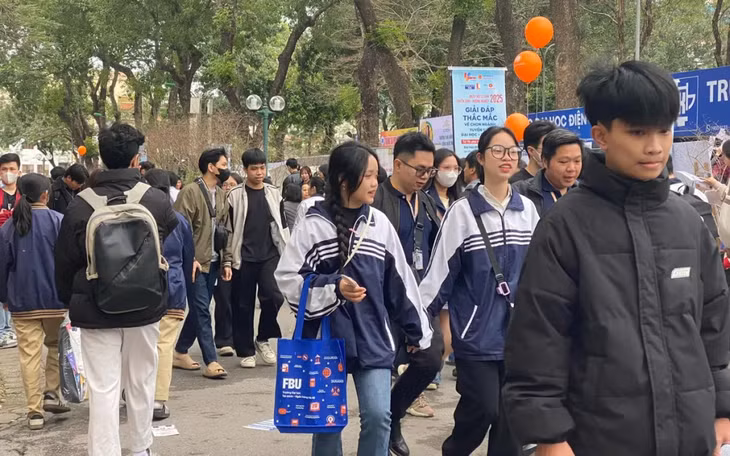 Đề thi tốt nghiệp THPT 2025 sẽ có câu hỏi yêu cầu liên hệ giải quyết thực tiễn ảnh 1