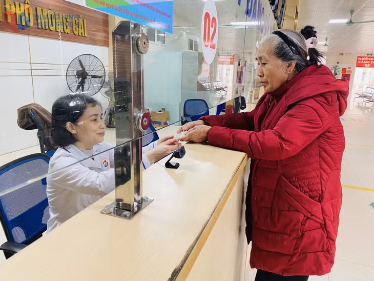 Người dân sử dụng căn cước thay cho BHYT giấy tại Trung tâm Y tế TP Móng Cái.