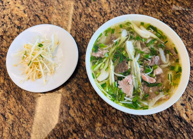 Bạn nên ăn giá đỗ đã nấu chín. Ảnh: Ban Mai