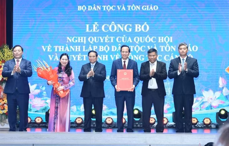 Thủ tướng Phạm Minh Chính trao Nghị quyết của Quốc hội cho tập thể lãnh đạo Bộ Dân tộc và Tôn giáo. (Ảnh: TRÂN HẢI)