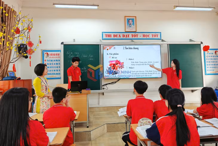 Sử dụng bảng thông minh trong tiết học môn Ngữ Văn của cô và trò lớp 8A5, trường THCS Nguyễn Trãi (TP Uông Bí).