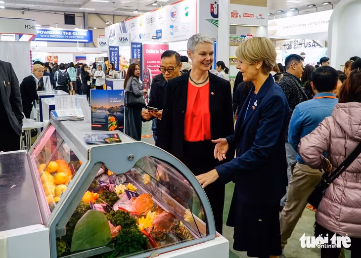 Đại sứ Na Uy tham quan gian hàng của Hội đồng hải sản Na Uy tại triển lãm Food &amp; Hospitality Hanoi 2025 - Ảnh: M.ANH